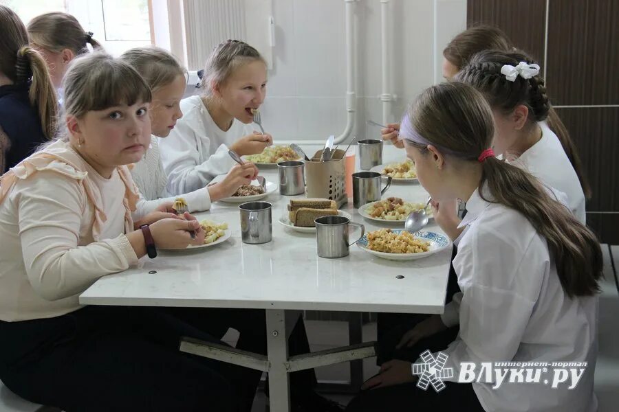 Столовая инженерно-экономический лицей Великие Луки. Школьники в столовой. Школьный обед. Питание в школе. Экономический лицей великие луки