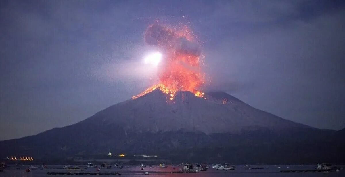 Вулканы в америке название. Вулкан Сакурадзима у Кагосимы. Извержение вулкана Сакурадзима в Японии. Вулкан Мерапи извержение. Сакурадзима извержение 1914.