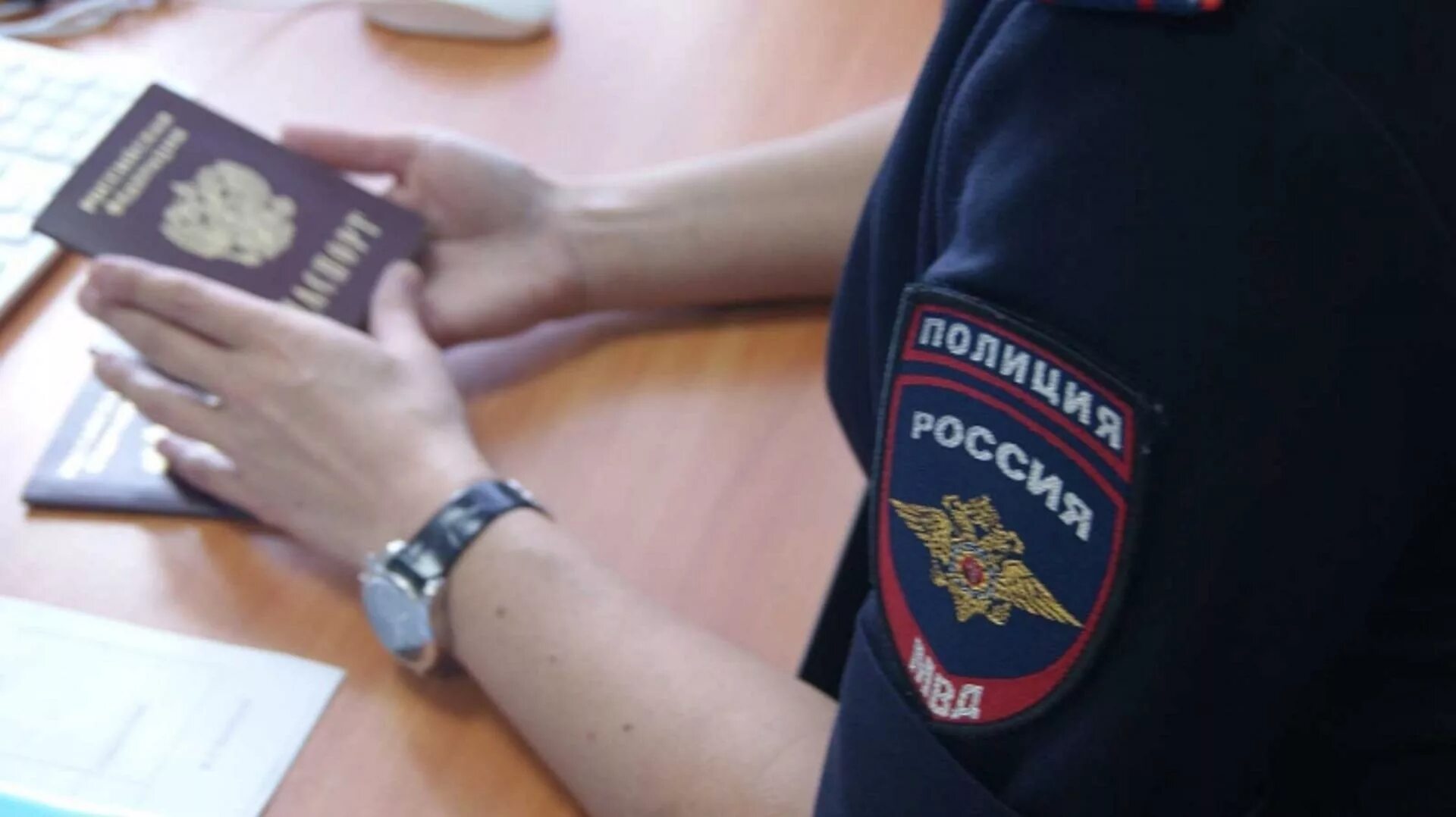 Сотрудник полиции информирует. Отделение по вопросам миграции омвд россии информирует. отделения по вопросам миграции омвд россии. отдел по вопросам миграции омвд. подразделения по вопросам миграции мвд россии.