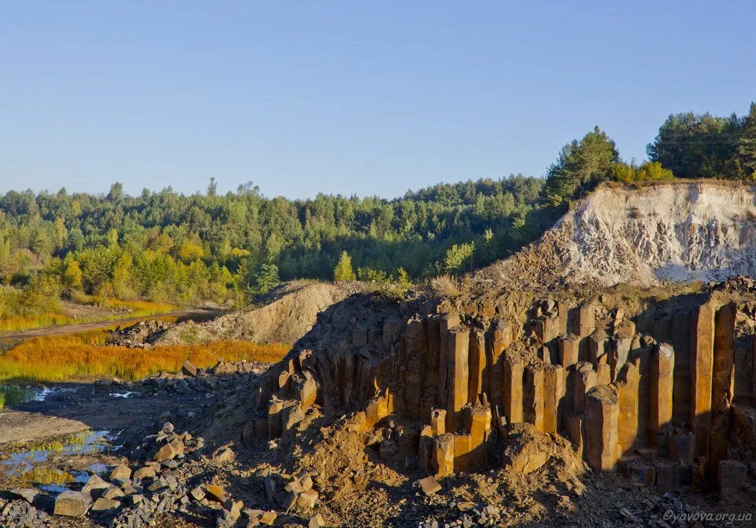 Геологический заповедник. Ивано-франковск столбы базальтовые. Горный карст крыма крым. Базальтовые столбы в красноярске. Геологический заповедник.