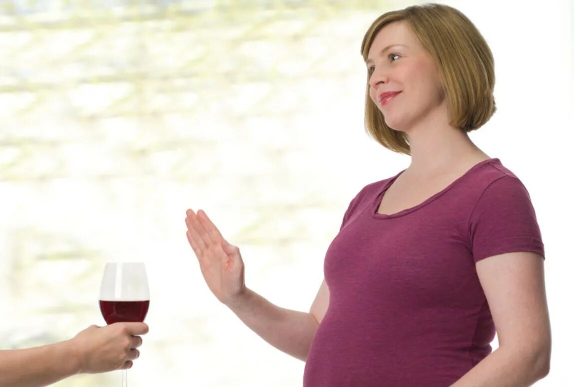 Пьющие беременные после. Вредные привычки беременной. Пьющие беременные женщины. Беременные женщины в возрасте.