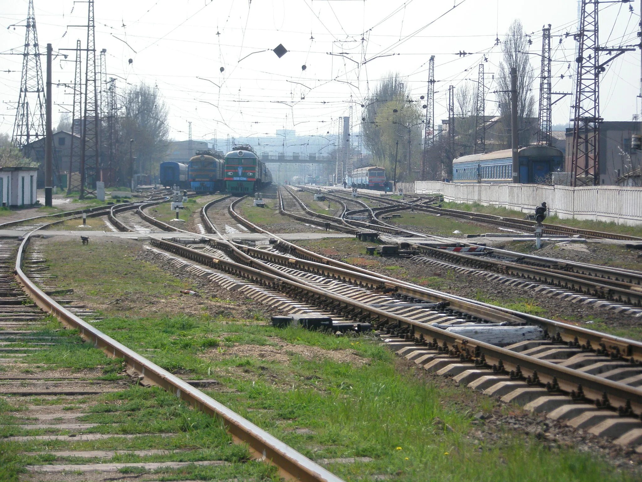 Многопутная ЖД дорога. Железная дорога Mariupol. Многопутный участок железной дороги. Многопутная Железнодорожная станция.