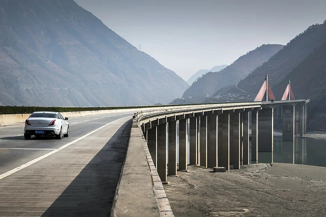 Чунцин многоуровневые дороги. Чунцин виадук. Шоссе пекин шанхай. Китай гуйчжоу дороги. Автострады китая.