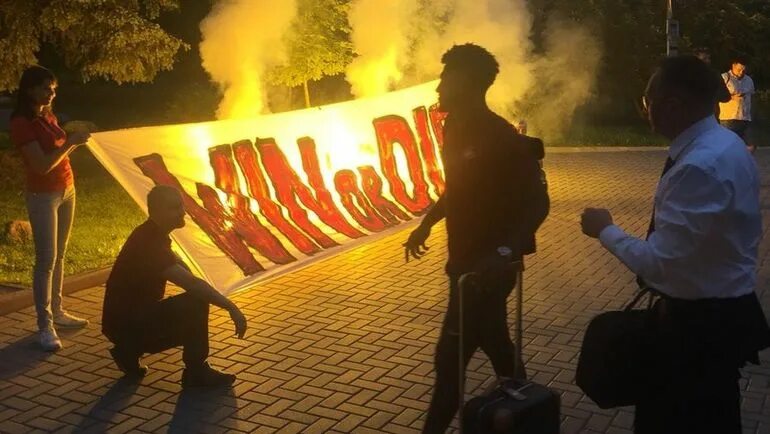 Фанат встретил. Фанат встретил. Фанаты встречают. Факел воронеж болельщики. Баскетбольный зенит болельщики.