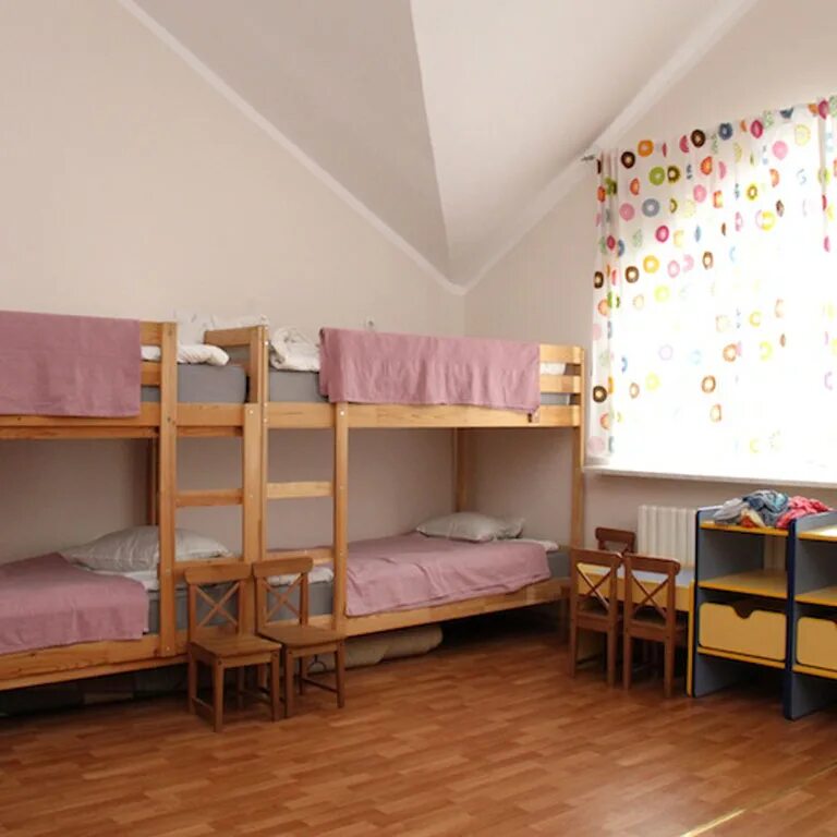 Room camp. Лагерь Артек Озерный комнаты. Артек Орленок комната. Артек детский лагерь номера. Лагерь Артек комнаты внутри в лагере.