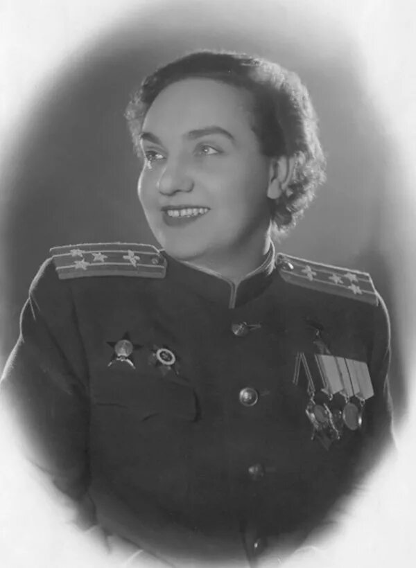 Гризодубова летчица герой ссср. Первые герои советского союза летчицы. Первых женщин героев советского союза. Первых женщин героев советского союза. Первых женщин героев советского союза.