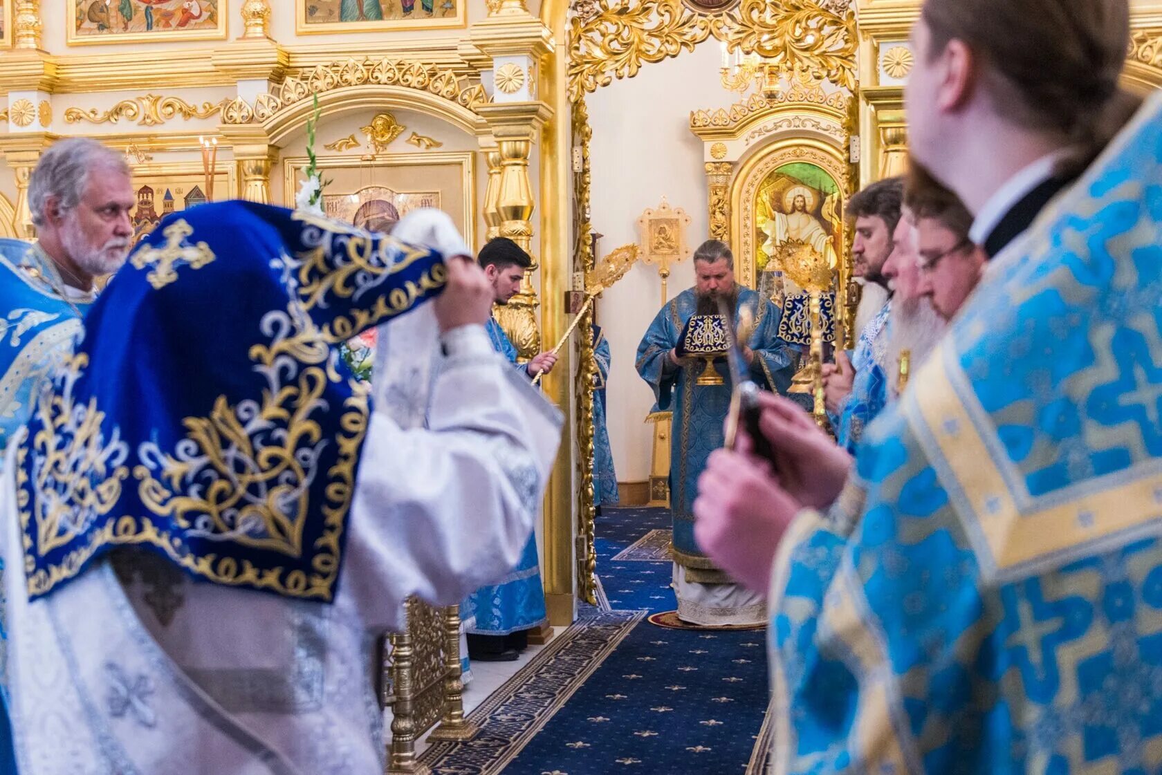 Храм Тихвинской иконы Божией матери в Сущеве. Настоятель храм Тихвинской иконы Божией в Сущеве Тихвинка 13. Регент в храме Тихвинской иконы Божьей матери в Сущеве. Праздник Тихвинской иконы Божией матери в 2022 году. Прямая трансляция всенощной