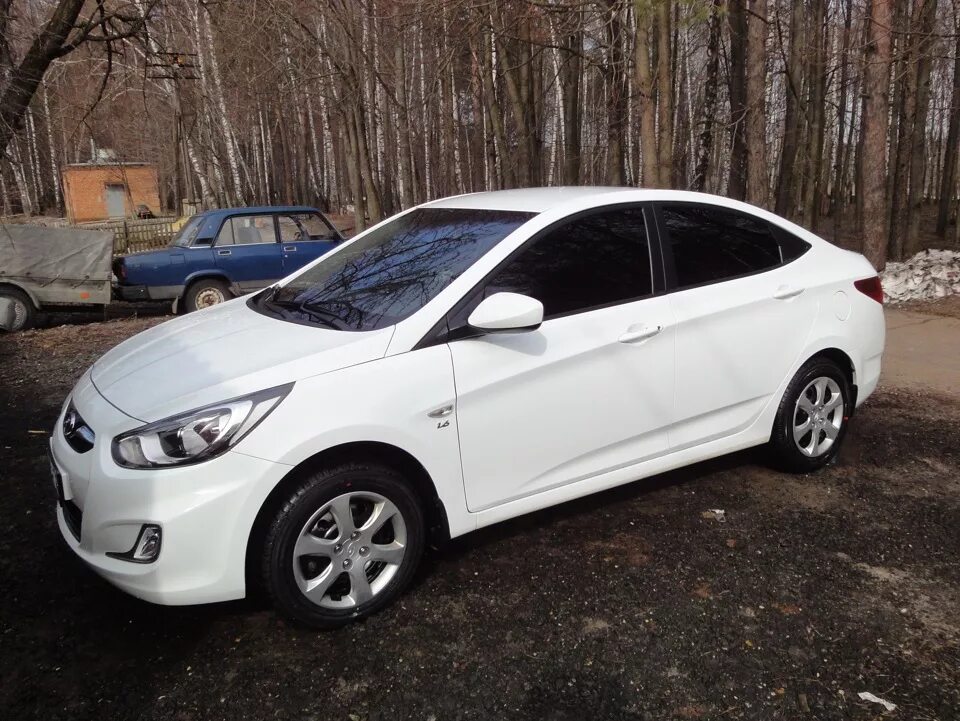 Хендай Солярис 2011 белый. Белый Hyundai Solaris, 2011. Хендай Солярис 2012 белый. Белый Solaris 2011. Куплю хендай магнитогорск