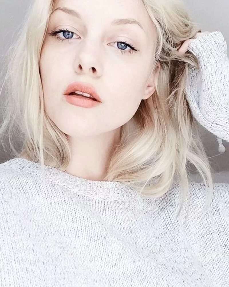 очень бледный с девичьим лицом. настя жидкова альбинос. белая кожа у девушки. о ком пишет куприн очень бледный с нежным девичьим. амаль софи альбинос.