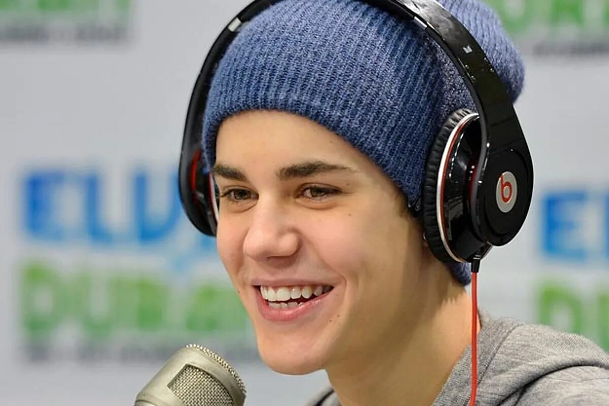 Beats bieber. Джастин бибер в шапке. наушники justin bieber. джастин бибер в наушниках. наушники monster beats justin bieber.