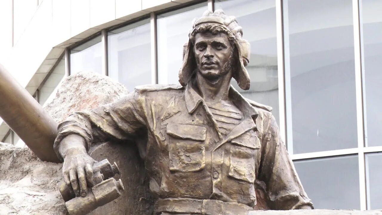 Памятник Альберту Агарунову. Агарунов танкист.