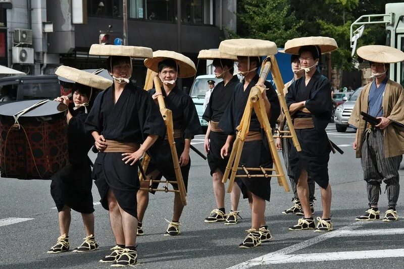 паланкин японский император. носильщик из китая 4 буквы. вьетнамский носильщик. шерпы носильщики. китайские доставщики.