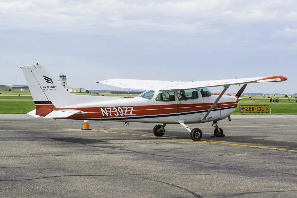 Сесна 172. Цессна 172. Cessna 172 и 182. Cessna 172 красная. Самолет Cessna 172.