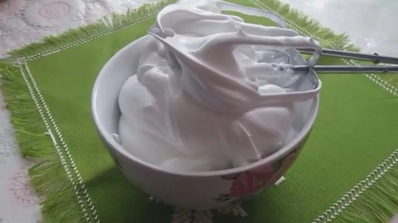 Крем в блендере для торта. Малиновка белковый крем. Крем из белка и сахара. Малиновка белковый крем. Icing для взбивания что это.