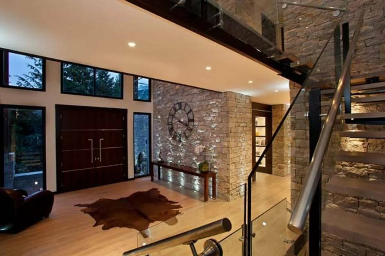 частный дом внутри. интерьеры домов и коттеджей. кирпичная стена в интерьере. евроремонт квартиры. дом находится в ремонте.