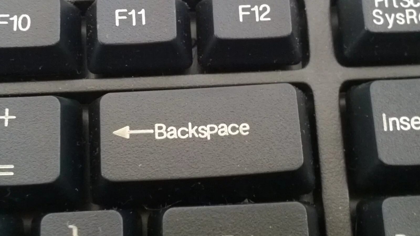 Компьютер backspace. Бэкспейс на клавиатуре. Backspace (клавиша). Кнопка Backspace на клавиатуре. Backpack кнопка на клавиатуре.