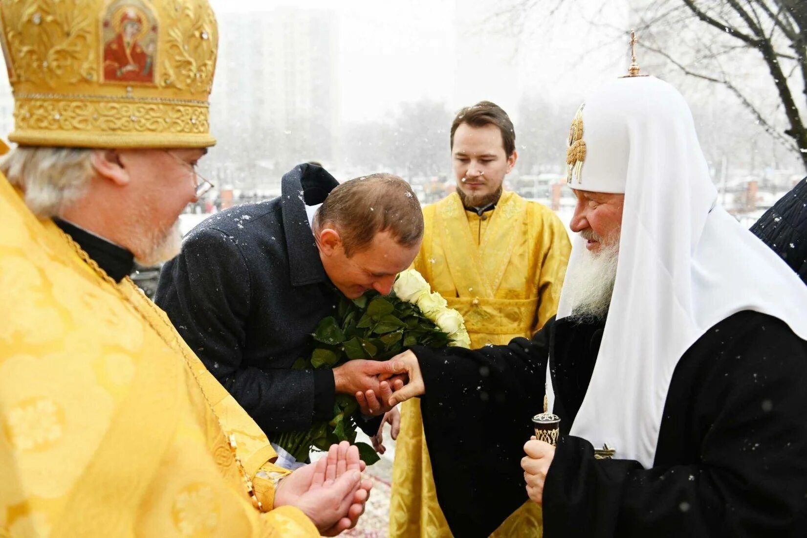Целование креста. Целование руки священника. Патриарх целует руку. Целование руки Патриарха.