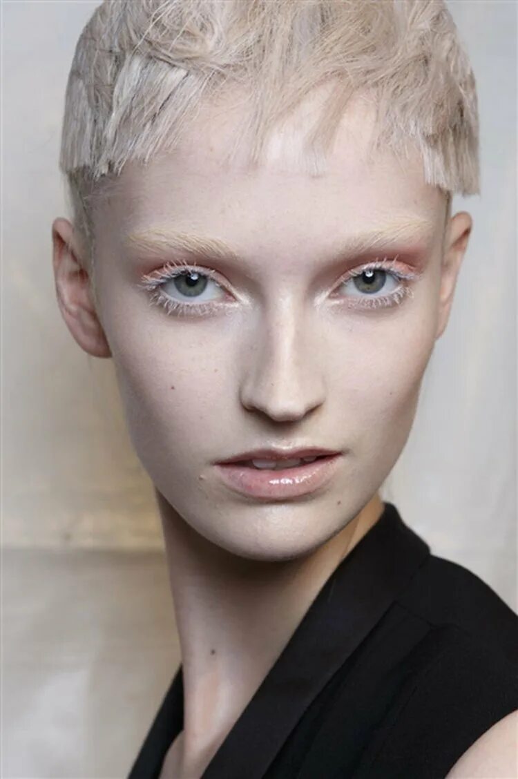 Обесцвеченные брови. Саша лусс альбинос. Настя жидкова альбинос. Гриффин альбинос. Белые ресницы референс.