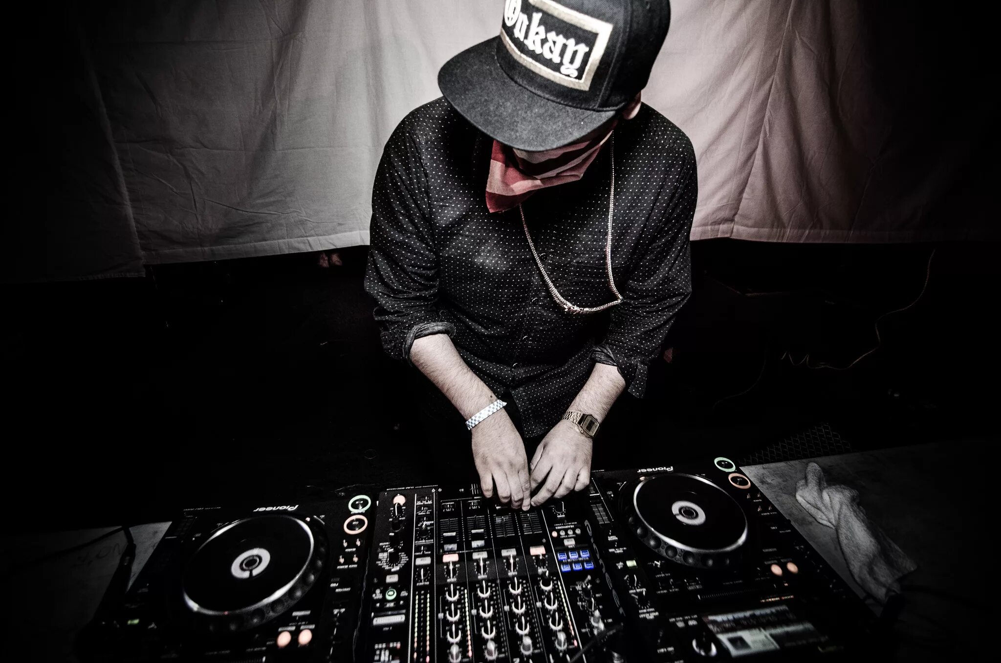 Добавь баса песня. Добавь баса песня. Добавь баса песня. Топовый басс. Добавь баса песня.