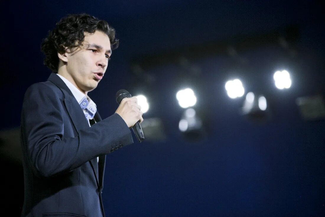 Выступление солиста. Парень на сцене. Губернаторская симфоническая капелла пенза. Выступление солиста. Камерный оркестр солисты москвы.