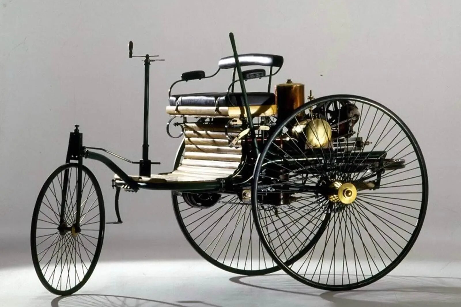 Первый автомобиль бенца. Benz Patent-Motorwagen 1886. Первый Мерседес Бенц 1886. Mercedes-Benz 1885.