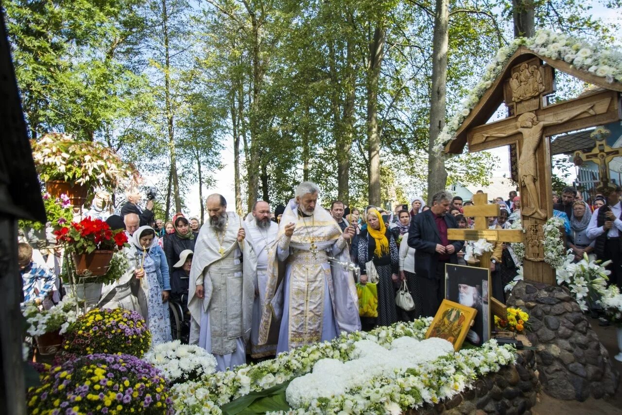 Гурьянова похоронили. Могила Николая Гурьянова. Могила старца Николая Гурьянова.