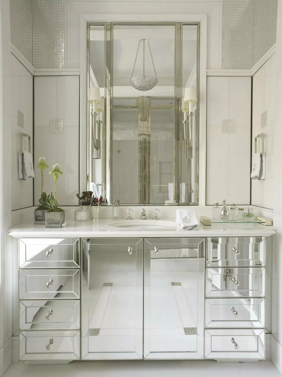 Шкаф раковина зеркало в ванную. Стеклянный шкафчик в ванную. Зеркало над раковиной. Зеркальная ванная комната. Шкаф над раковиной в ванную комнату.