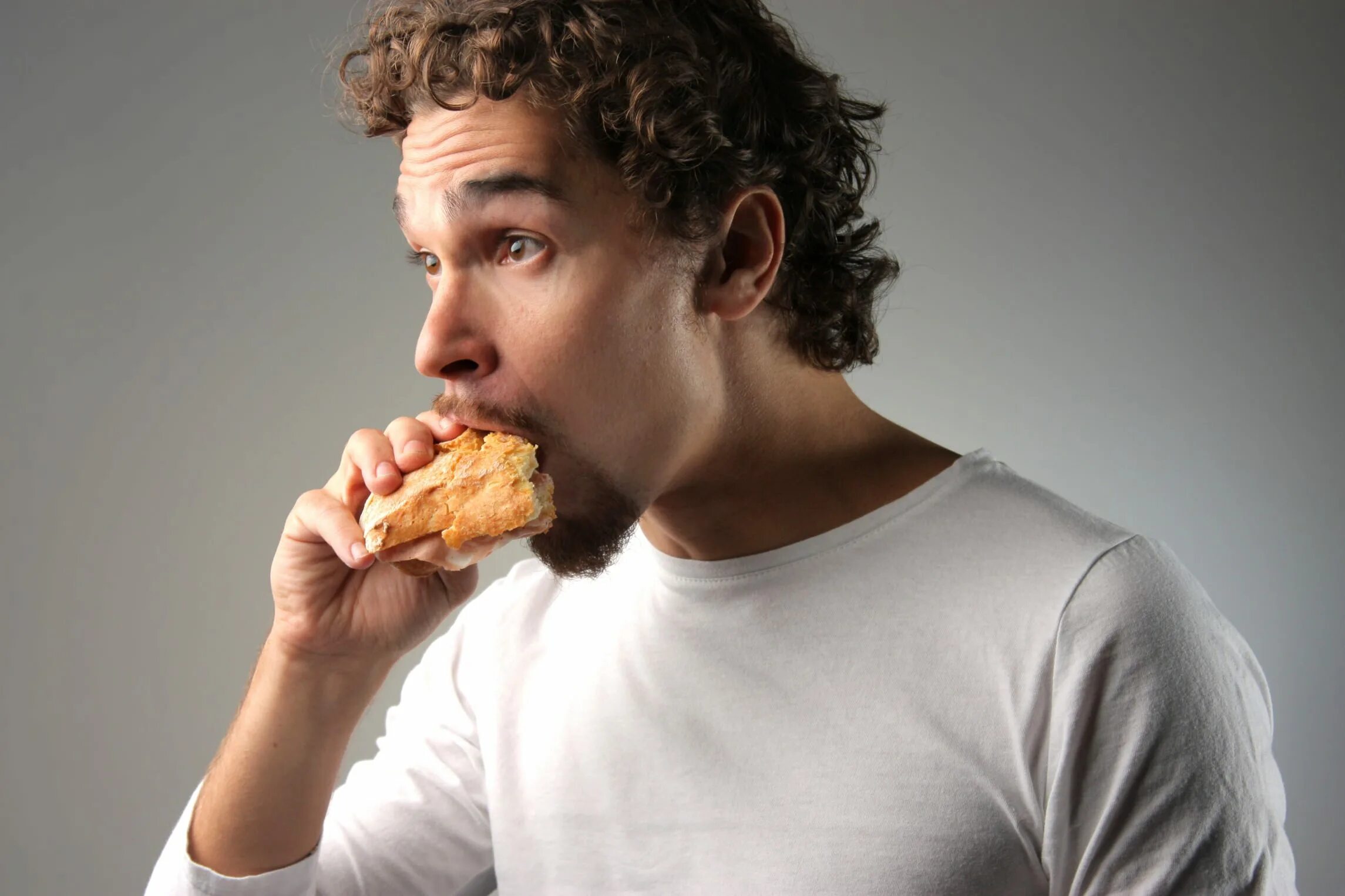 Человек есть хлеб. Мужчина ест. Еда для мужчин. Мужчина ест бутерброд. Человек ест.