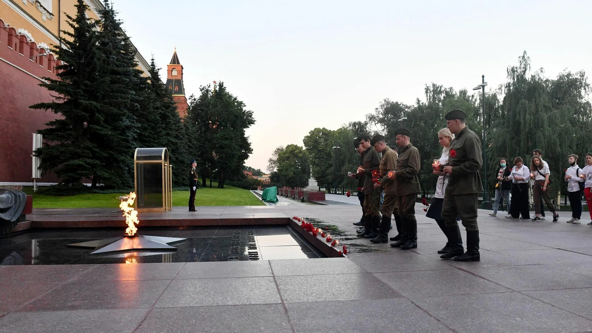 Вечный огонь Александровский сад. Вахта памяти. Вечный огонь в Александровском саду. Вахта памяти 2023 Москва. Открытие вахты памяти