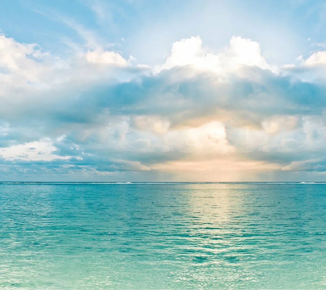 Спокойный это какой. Спокойное море. Морская гладь. Море и небо. Небо море облака.