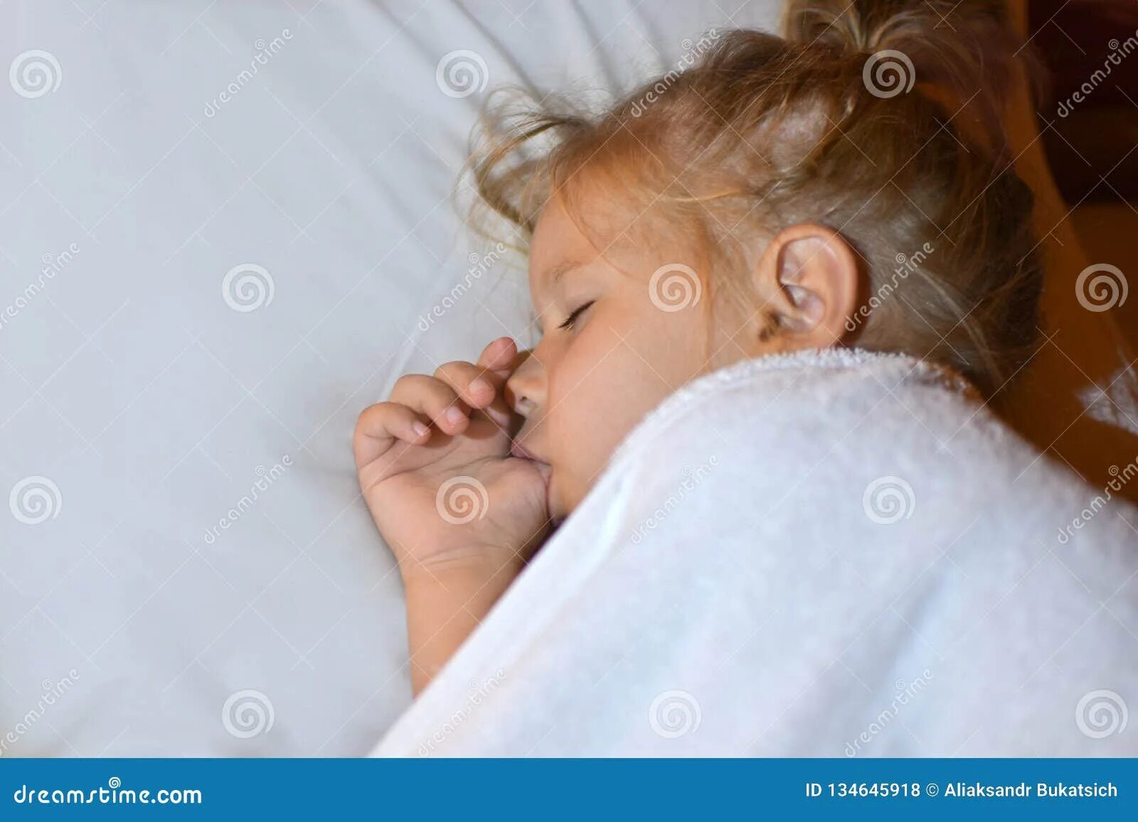 Сую пальцы спящей. Сосание девочки во сне. Сосание девочки ребенка. Дети с пал цем во рту.