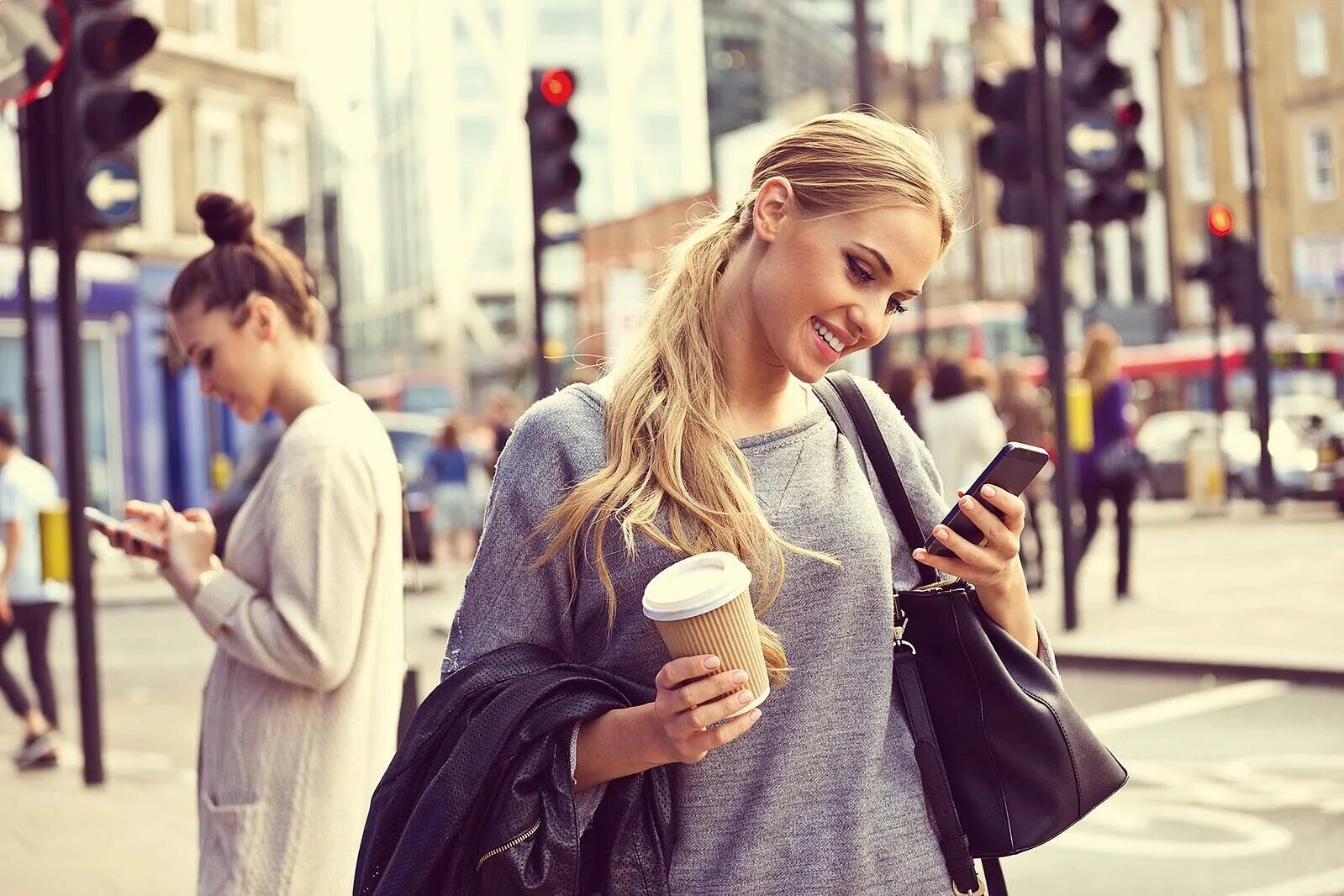 Девушка со смартфоном. Девушка с кофе на улице. Девушка пьет кофе на улице. Девушка с телефоном на улице. Попили улицу