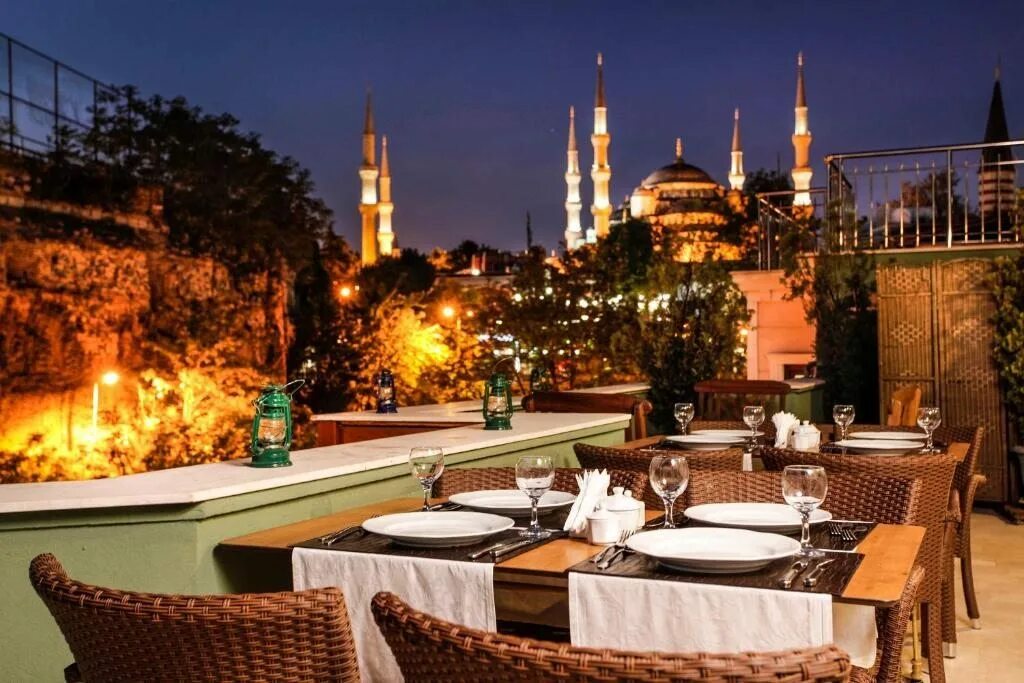 Рестораны стамбула с видом. Отель Султанахмет в Стамбуле. Seven Hills Стамбул. Стамбул отель Султанахмет 4. Erguvan Hotel 4*.