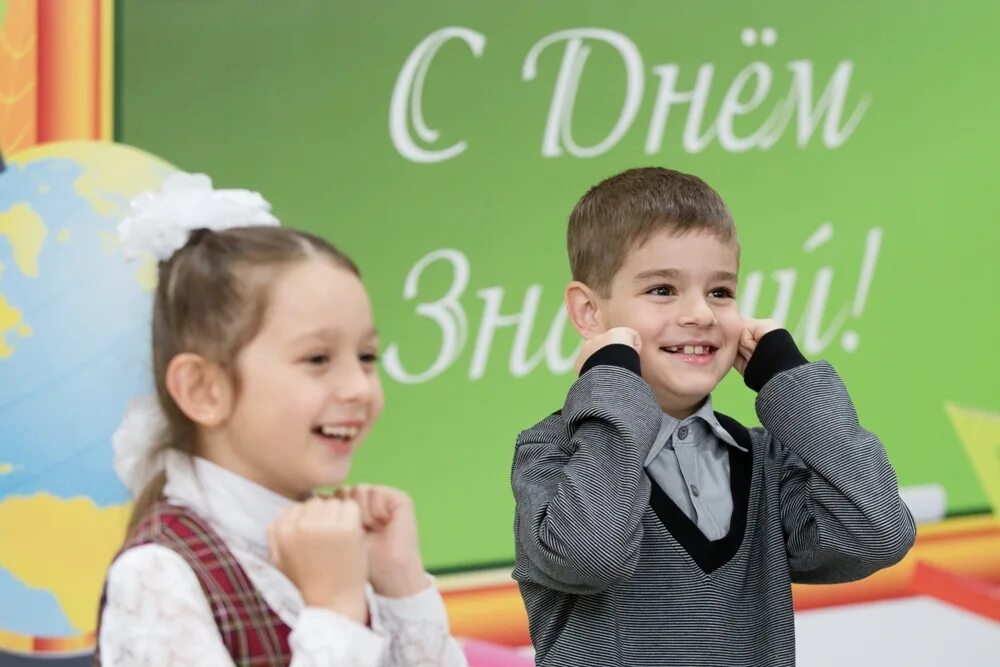 Том снова в школу. Снова в школу. Снова в школу фото. Снова в школу снова в школу. 1 Сентября картинки.