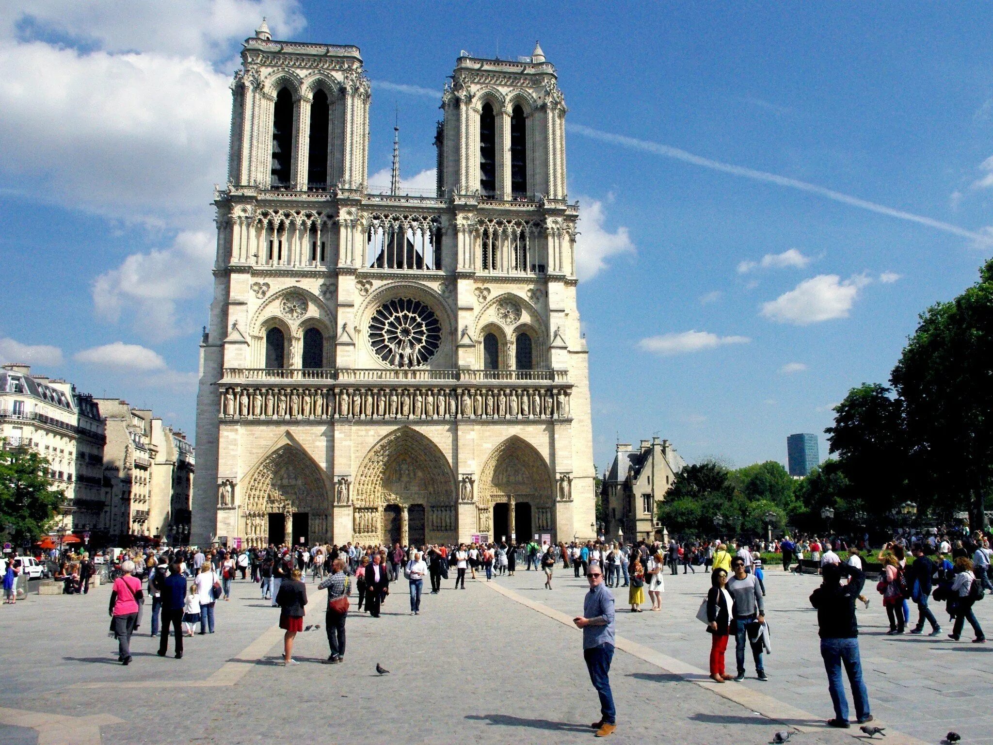 Famous cathedral. Католический храм в Париже.