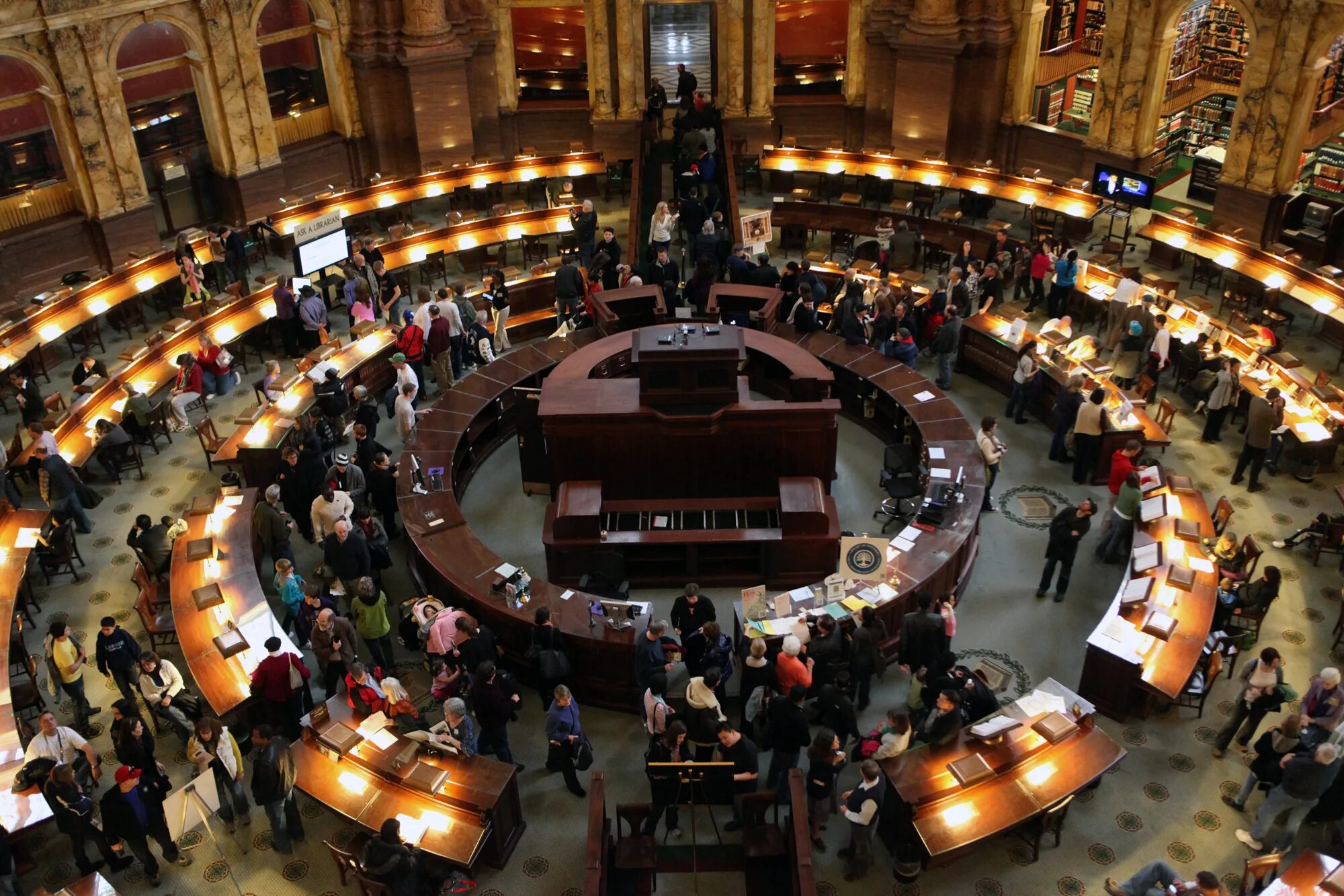 Library hosts. Библиотека конгресса (Library of Congress) США. Читальный зал библиотеки Капитолия Вашингтон. Библиотека конгресса США Вашингтон. Читальный зал библиотеки конгресса США.