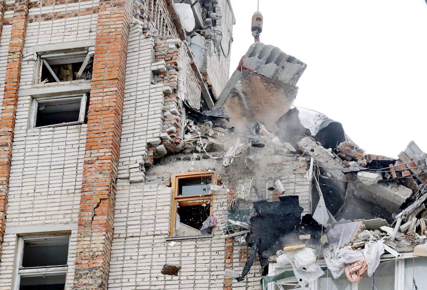 Разрушенный взрывом дом. Взрыв газа в Шахтах Ростовской области. В городе Шахты взорвали дом ГАЗ. Город Шахты Ростовская область взрыв газа. Шахты взрыв газа в жилом доме.