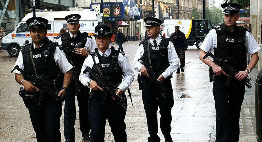 Убивают ли полицейские. Полиция Великобритании. Форма полиции Англии. Британская полиция. Британский полицейский.