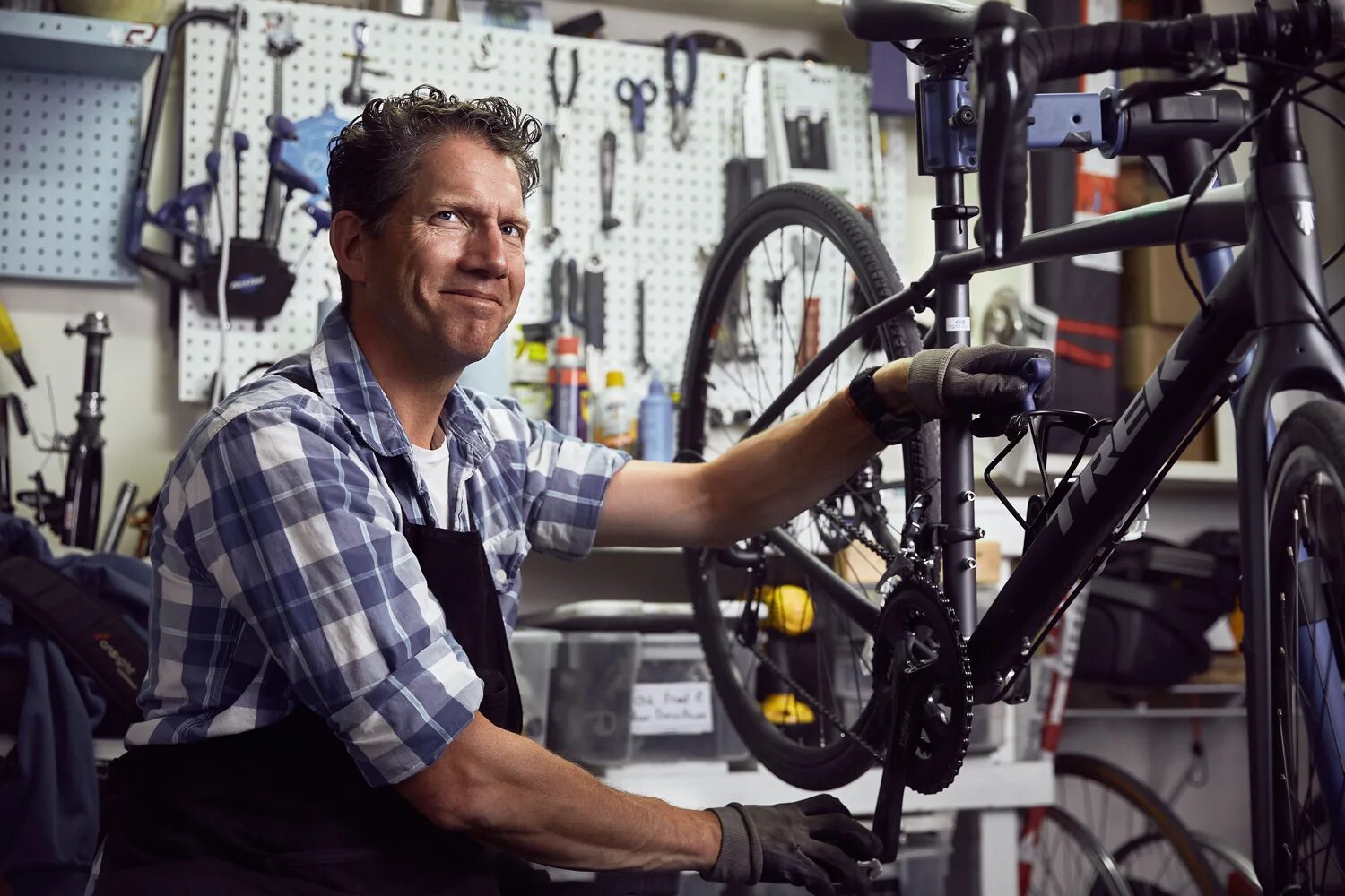 Bike mechanic. Сборка велосипеда. Мастер по ремонту велосипедов. Сборщик велосипедов.