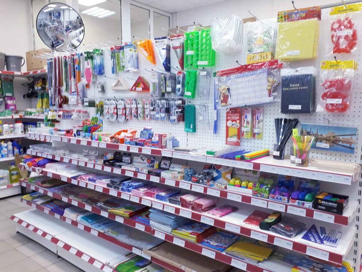 В городе канцелярскими товарами торгуют несколько. В городе канцелярскими товарами торгуют несколько. Выкладка канцелярии. Выкладка канцелярии. Ассортимент канцелярских товаров.
