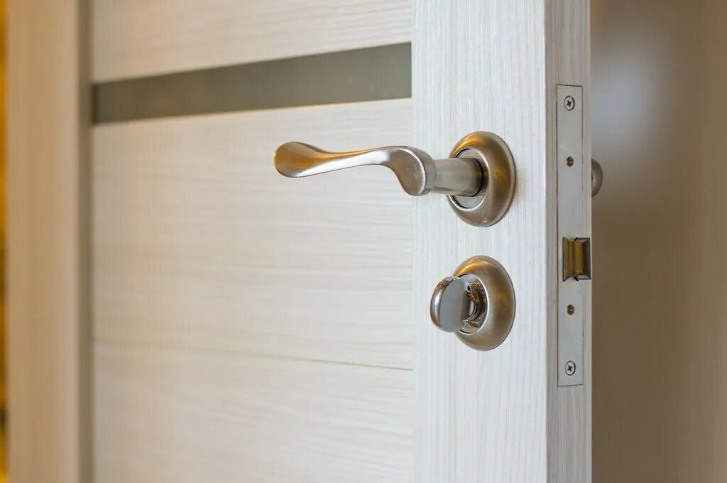 Дверные ручки производители. Ручка дверная Doorlock m103/y Spica. Межкомнатная дверная ручка smart2lock. Армадилло фурнитура для межкомнатных дверей. Abbel ручки дверные.