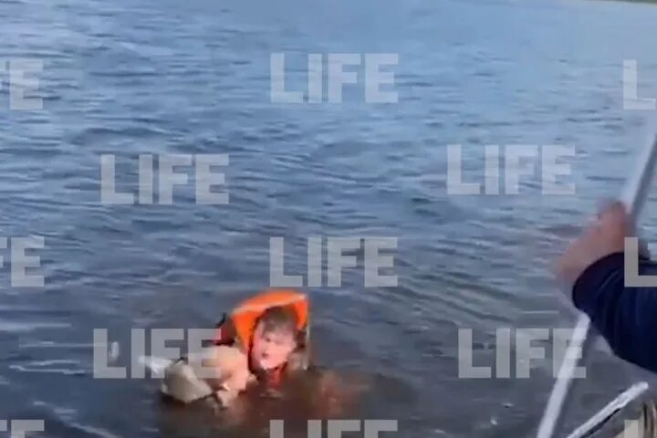 Мальчишки достают из воды. Девушка спасла тонущего