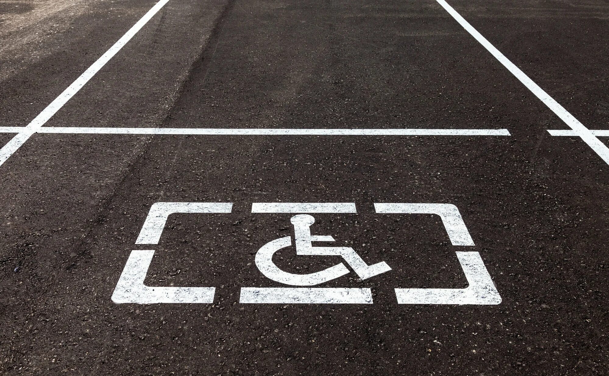 Разметка для инвалидов на парковке. Разметка стоянка для инвалидов. Трафарет парковка для инвалидов. Знак парковка для инвалидов на асфальте. Parking marking