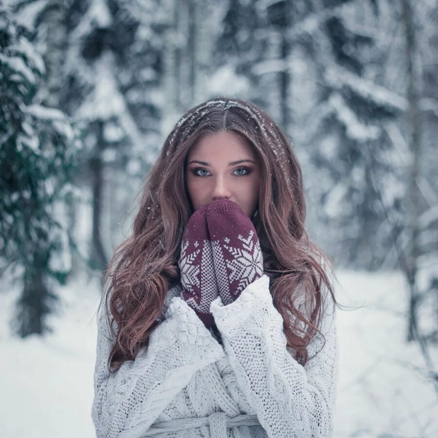 Зимняя фотосессия в лесу девушек идеи. Зимняя фотосессия. фотосессия зимой. зимние фотосессии девушек. идеи для зимней фотосессии в лесу.