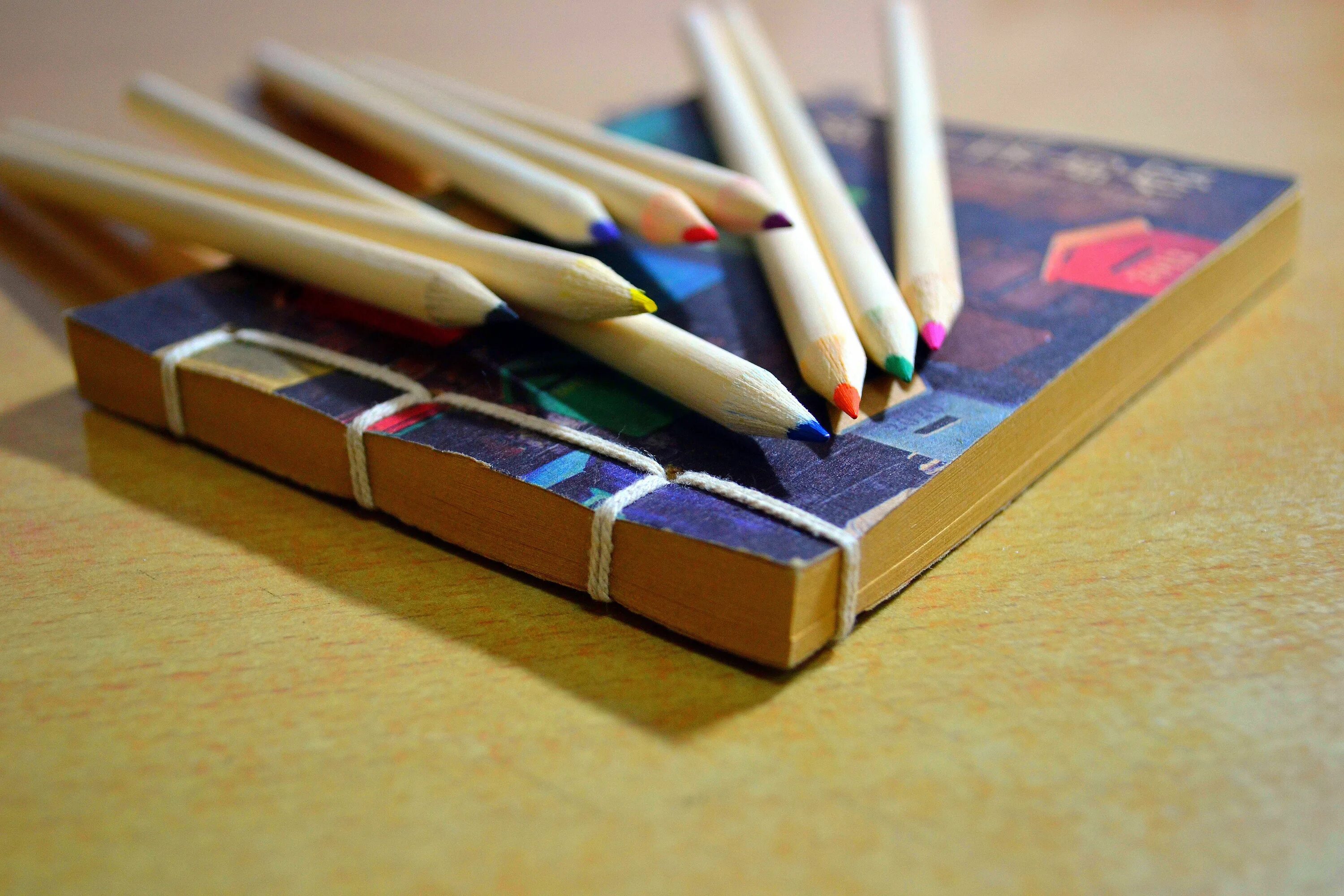 Руки карандашом. Карандаши. Цветные карандаши карандаш в руке. Канцелярские товары.