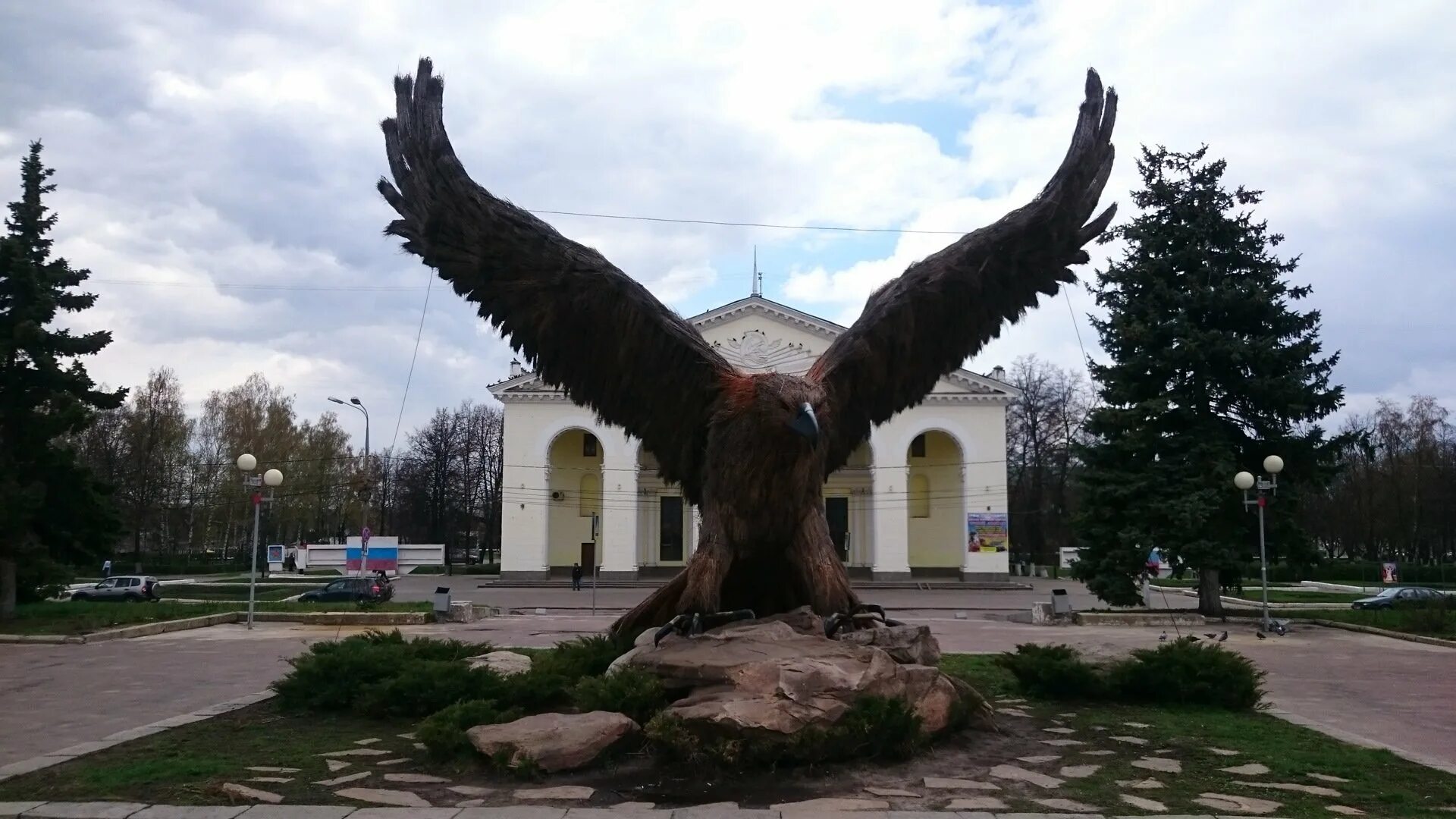 Начало года орла. ЖД вокзал орёл.Орел памятник. Город Орел памятник Орлу. Ереван монумент с орлом.