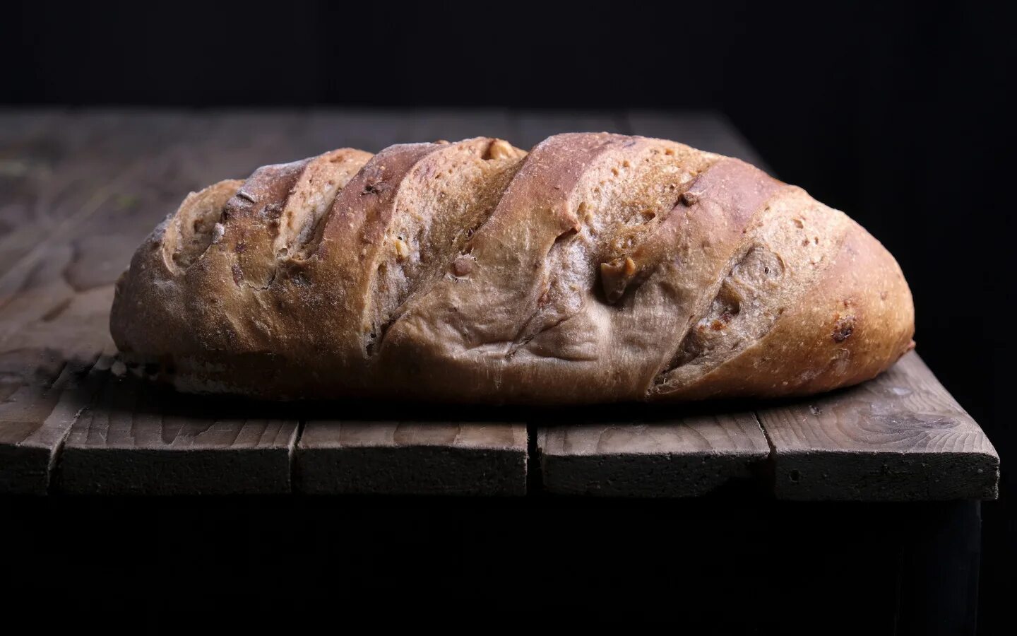 Собранный хлеб 4. Батон хлеба. Хлеб на черном фоне. Хлеб 1920. Ржаной хлеб.