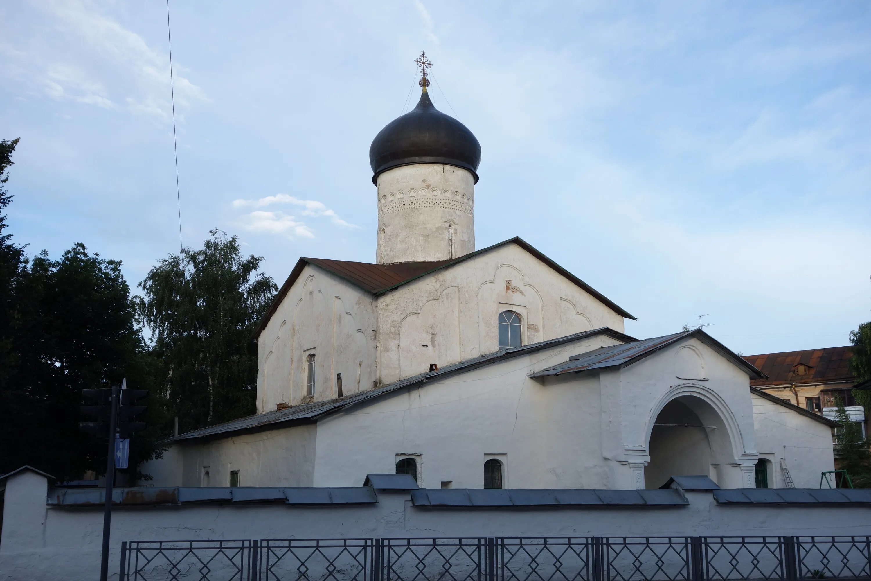Псков храм космы и дамиана. Косьмы и дамиана псков. Церковь козьмы и дамиана с примостья (псков). Церковь козьмы и дамиана с примостья (псков). Церковь козьмы и демьяна псков.
