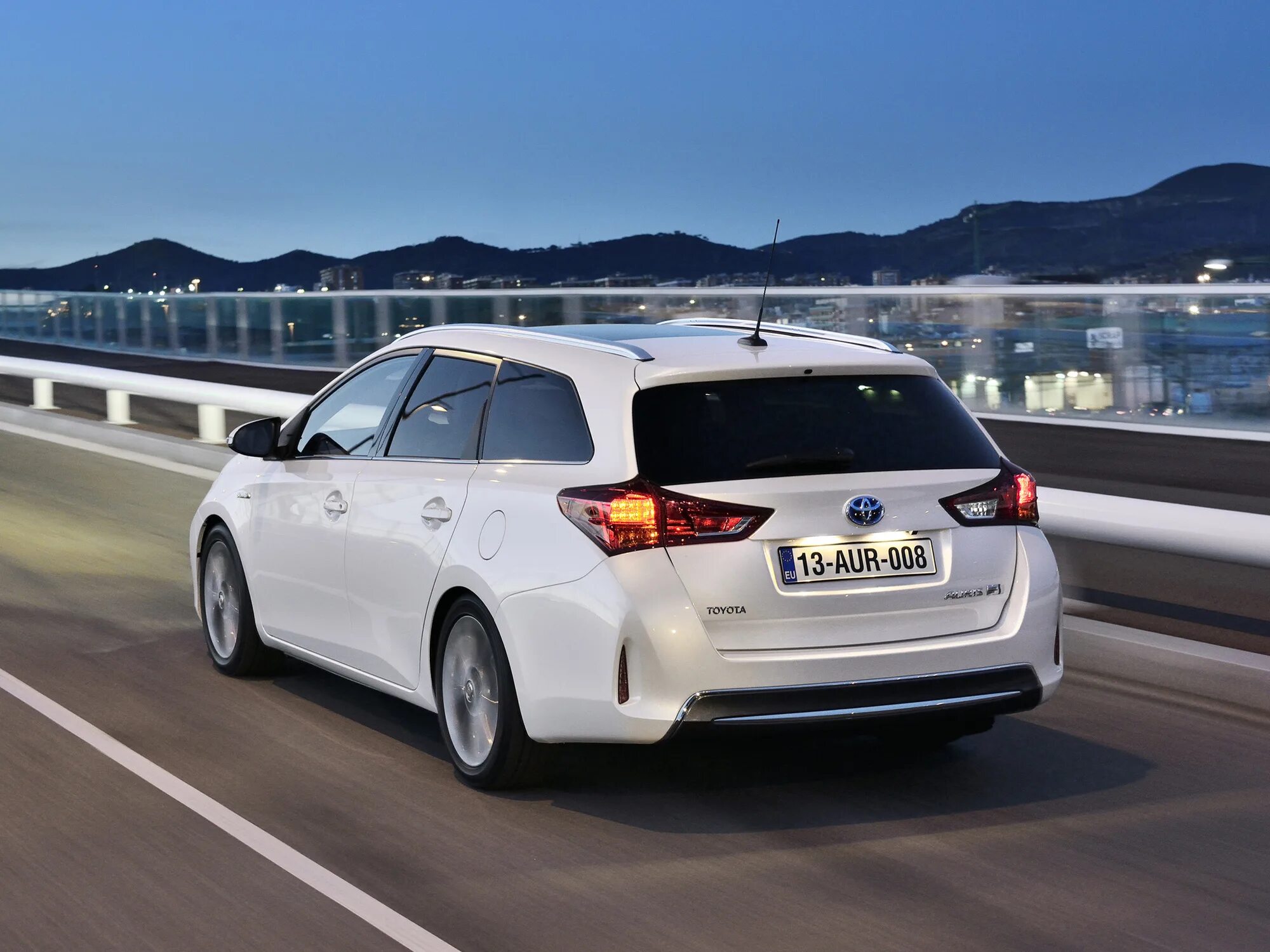 Toyota Auris универсал 2014. Toyota Auris Touring. Toyota Auris Touring Sports Hybrid. Тойота гибрид 2014 универсал.