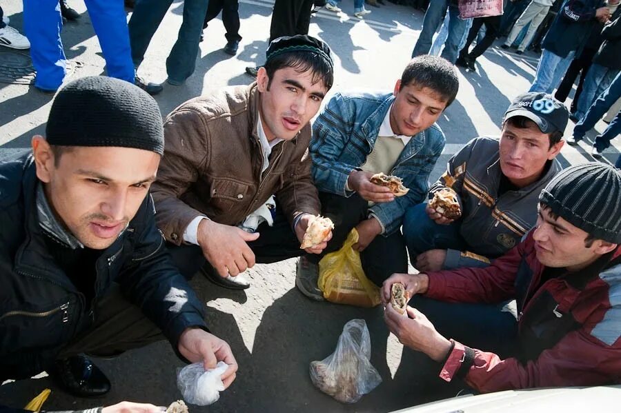 Подставные таджики крокус. Таджики в Москве. Толпа таджиков. Таджики на улице. Мигранты узбеки и таджики.